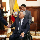 Lenín Moreno saluda al subsecretario de Asuntos Políticos de EEUU, David Hale, en una visita a Quito este jueves.-EFE