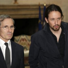 El líder de Podemos, Pablo Iglesias, junto al embajador de Francia en España, Yves Saint-Geours, antes de firmar en el libro de condolencias instalado en el vestíbulo de la residencia del embajador, en Madrid, este sábado.-EFE / ZIPI
