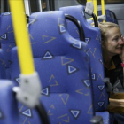 Una periodista se protege en el interior del autobús tiroteado.-REUTERS / SHANNON STAPLETON