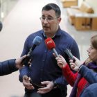 El diputado de EnMarea, Juan Merlo, responde a los periodistas sobre su curriculum, esta mañana en el Parlamento de Galicia en Sanatiago de Compostela.-EFE