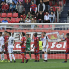 Los jugadores del Numancia y el Albacete, a la espera de un córner el sábado pasado.-VALENTÍN GUISANDE