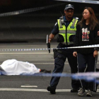 La policía despeja la zona junto al cadáver de la víctima del apuñalamiento en Melbourne.-EL PERIÓDICO