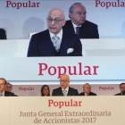 El vicepresidente de Banco Popular, Roberto Higuera, se dirige a la Junta de Accionistas en representación del consejo de administración de la entidad.-JUAN MANUEL PRATS