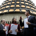 Miquel Iceta, Inés Arrimadas y Xavier García Albiol, a las puertas del Tribunal Constitucional, en Madrid.-JOSÉ LUIS ROCA