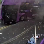 Video grabado por una cámara de seguridad cercana en el que se ve como un autobús arrolla a Simon Smith.-YOUTUBE