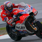 Andrea Dovizioso hoy, en Sepang (Malasia), con medio cuerpo fuera de su Ducati Desmosedici.-ALEJANDRO CERESUELA