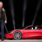 Musk presenta uno de sus modelos en noviembre del 2017.-HANDOUT