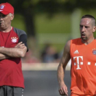 Carlo Ancelotti y Franck Ribéry, en un entrenamiento del Bayern.-AFP / GÜNTER SCHIFFMANN