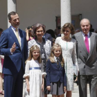 Los reyes Felipe y Letizia, con su hijas y Juan Carlos y Sofía, en la comunión de Leonor, el pasado mayo.-Foto: DAVID CASTRO