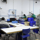 Los enfermos mentales trabajan en la sede de Asovica, en el polígono de Las Casas. / VALENTÍN GUISANDE-