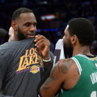 Lebron James conversa con su excompañero Irving al concluir el partido. Los Celtics asaltaron el Staples.-GARY A VASQUEZ (USATODAY SPORTS)