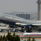 Un avión de United Airlines, en Los Ángeles.-Foto: DAVID MCNEW / AFP