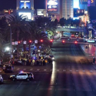 Tráfico cortado en la famosa avenida Strip de Las Vegas tras producirse un atropello en el que ha muerto una persona y al menos 35 han resultado heridas.-AFP / ETHAN MILLER