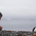 Javier Bardem, saludando a unos pingüinos en la Antártida.-/ PERIODICO (INSTAGRAM