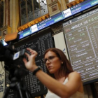 Imagen de los paneles de cotización de los valores de la Bolsa española.-EFE / MARISCAL