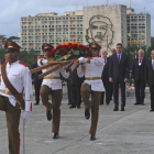 El presidente del Gobierno espanol  Pedro Sanchez  y el viceministro cubano de Relaciones Exteriores  Rogelio Sierra  durante la ofrenda foral celebrada en el monumento al procer independentista cubano Jose Marti  en La Habana.-JUANJO MARTIN (EFE)