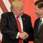 Trump (izquierda) estrecha la mano de Xi al final de su conferencia de prensa conjunta, en Pekín, el 9 de noviembre.-/ AFP / FRED DUFOUR
