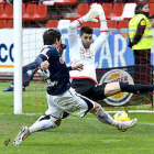 Natalio intenta batir a Cuéllar en el partido de la temporada pasada en El Molinón. / Área 11-