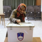 Una mujer vota en Eslovenia en el referéndum contra el matrimonio gay.-REUTERS / SRDJAN ZIVULOVIC