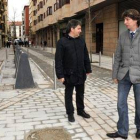 Javier Antón y Carlos Martínez Mínguez durante su visita a la calle Medinaceli. / VALENTÍN GUISANDE-