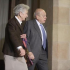 Jordi Pujol y Marta Ferrusola, el pasado febrero, en el Parlament.-JULIO CARBÓ