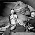 Carrie Fisher, junto a su perro Gary, el 31 de mayo del 2016 junto a la figura del museo de cera de Madame Tussaud, en Londres, que la representa con rehén de Jabba.-