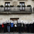 Acto de apoyo de vecinos y amigos de los dos primeros detenidos por la agresión a dos guardias civiles en Alsasua, el pasado día 17 de octubre.-EFE / JESÚS DIGES