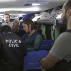 Oficiales de la Policía Civil brasileña en uno de los autobuses de la caravana electoral de Lula, después de ser atacada con disparos este martes en el estado de Paraná.-/ AP / ERALDO PERES