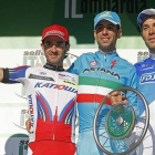 El ciclista italiano Vincenzo Nibali, ganador de la clásica de Lombardía, escoltado por el español Daniel Moreno, segundo, y el francés Thibaut Pinault, tercero, este domingo en Como.-AFP