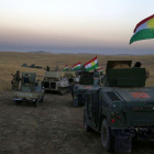 Convoyes militares se dirigen hacia Mosul, este lunes, para participar en la ofensiva contra el Estado Islámico.-EL PERIÓDICO
