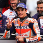 Marc Márquez (Honda) celebra con su equipo, en Australia, su pole nº 72.-ALEJANDRO CERESUELA