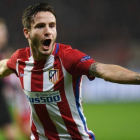 Saúl celebra su gran gol, el primero del triunfo del Atlético en el BayArena de Leverkusen.-AFP / PATRIK STOLLARZ