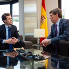 El líder del PP, Pablo Casado, junto a Juan Carlos Quer, el padre de Diana.-TWITTER