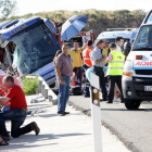 Servicios sanitarios atienden a los heridos en el accidente producidos en la N-403 en Ávila. / ICAL-