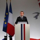 El presidente francés, Emmanuel Macron, durante el acto de homenaje en París de los cuatro policías asesinados.-FRANÇOIS MORI (AP)