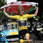 Geraint Thomas exhibe la bandera de gales durante la última etapa del Tour.-MARCO BERTORELLO