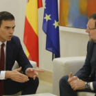 El presidente Mariano Rajoy se reúne en el jefe de la oposición, Pedro Sánchez, para detener el proceso independentista.-AGUSTÍN CATALÁN