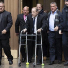El productor Harvey Weinstein llega con un andador por una lesión de espalda al tribunal de Nueva York donde enfrenta un juicio penal por violación y agresión sexual.-
