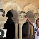 Teresa Alfonso Infante, coordinadora de la exposición, coloca una de las auras en el atrio del convento-Ical