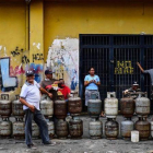 Ciudadanos hacen cola para para reemplazar los bidones de gas propano vacíos en el barrio Las Minas de Baruta, en Caracas, el 14 de marzo de 2019.-RONALDO SCHEMIDT AFP