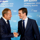 Pablo Casado saluda al presidente del Consejo Europeo, Donald Tusk.-EFE / TAREK MOHAMED