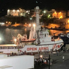Los migrantes del ’Open Arms’ desembarcan en Lampedusa.-ELIO DESIDERIO (EPA/ANSA)