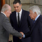 Pedro Sánchez, Felipe González  y el rey emérito, a la entrada del Congreso.-JOSÉ LUIS ROCA