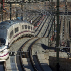Un tren AVE a su paso por la Sagrera.-FERRAN NADEU