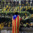 Multitud de lazos amarillos colgados en las verjas del parque de la Ciutadella para reclamar la libertad de los políticos presos.-FERRAN NADEU