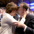 Rajoy se despide de Santamaría tras haber pronunciado su último discurso como presidente del PP, en julio, en el congreso del PP.-DAVID CASTRO