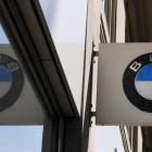 Logotipo del fabricante alemán de automóviles BMW en un concesionario de Londres.-EFE / ANDY RAIN
