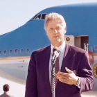 Bill Clinton, frente al Air Force One.-Foto: AGENCIAS