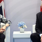 La primera ministra británica, Theresa May, y el presidente de EEUU, Donald Trump, en la cumbre del G-20 en Hamburgo.-AFP / SAUL LOEB