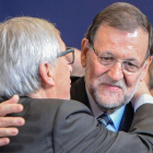El presidente de la Comisón Europea, Jean-Claude Juncker, saluda a Rajoy, en el 2015.-EFE / STEPHANIE LECOCO